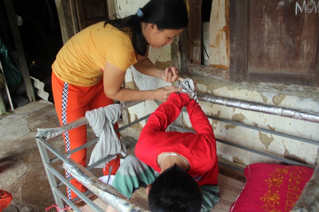 Đớn đau cảnh mẹ trói chân trói tay để đút cho con ăn - 4 Đớn đau cảnh mẹ trói chân trói tay để đút cho con ăn - 4