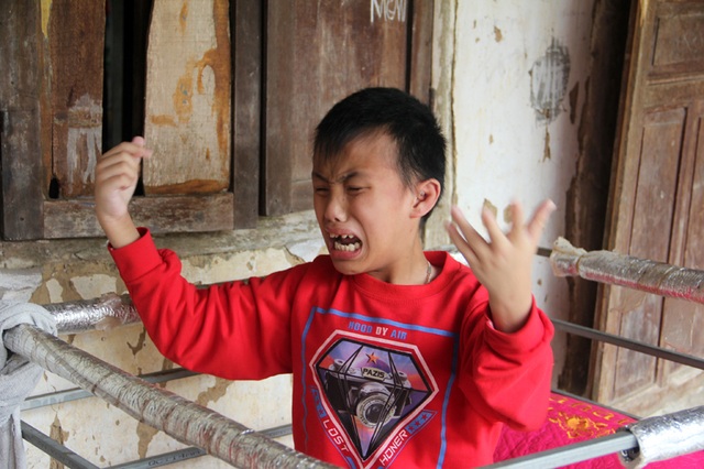 Đớn đau cảnh mẹ trói chân trói tay để đút cho con ăn - 2 Đớn đau cảnh mẹ trói chân trói tay để đút cho con ăn - 2