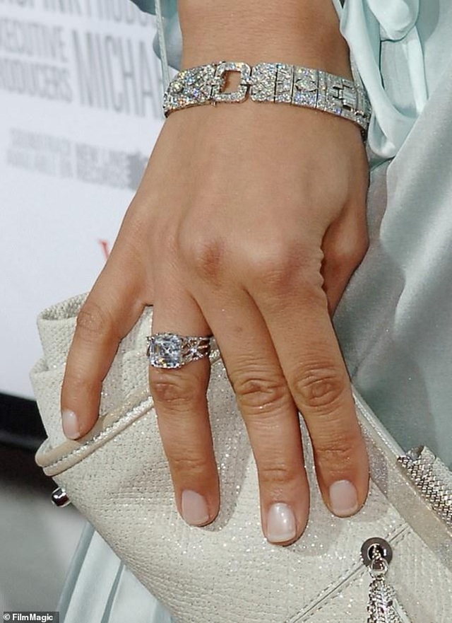 Ngắm loạt nhẫn đính hôn đắt giá của Jennifer Lopez - 4 Ngắm loạt nhẫn đính hôn đắt giá của Jennifer Lopez - 4
