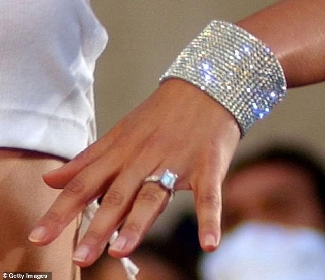 Ngắm loạt nhẫn đính hôn đắt giá của Jennifer Lopez - 8 Ngắm loạt nhẫn đính hôn đắt giá của Jennifer Lopez - 8