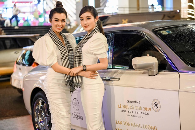 Ngọc Hân, Huyền My, Lệ Hằng bị vây kín trong Lễ hội cà phê Buôn Mê Thuột - 1 Ngọc Hân, Huyền My, Lệ Hằng bị vây kín trong Lễ hội cà phê Buôn Mê Thuột - 1