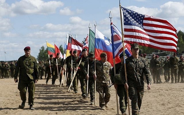 Đòi đồng minh gánh mọi chi phí đồn trú kèm “hoa hồng”: Quân cờ rủi ro của ông Trump - 3 Đòi đồng minh gánh mọi chi phí đồn trú kèm “hoa hồng”: Quân cờ rủi ro của ông Trump - 3