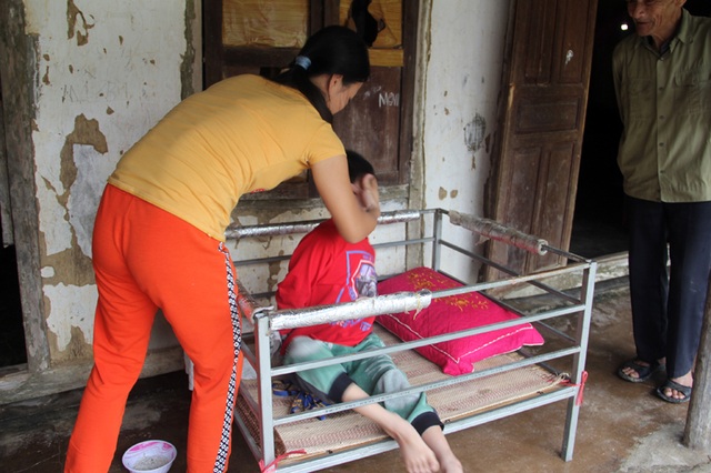 Đớn đau cảnh mẹ trói chân trói tay để đút cho con ăn - 5 Đớn đau cảnh mẹ trói chân trói tay để đút cho con ăn - 5