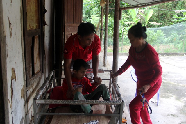Đớn đau cảnh mẹ trói chân trói tay để đút cho con ăn - 1 Đớn đau cảnh mẹ trói chân trói tay để đút cho con ăn - 1
