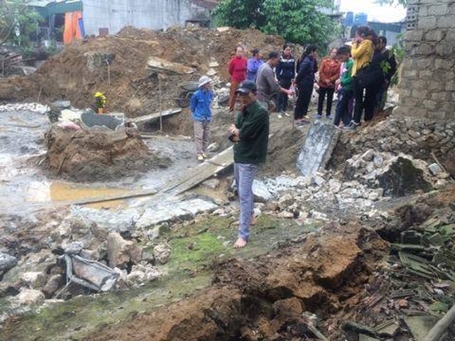 Đào móng nhà, 2 thợ hồ bị tường đè thương vong - 1 Đào móng nhà, 2 thợ hồ bị tường đè thương vong - 1