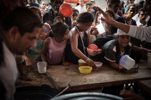 Một bộ phận người dân Venezuela phải lên núi lấy nước suối về dùng vì không có nước máy và nước đóng chai thì quá đắt. Một bộ phận người dân Venezuela phải lên núi lấy nước suối về dùng vì không có nước máy và nước đóng chai thì quá đắt.