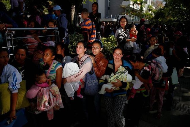 Người dân Venezuela đang phải chịu cảnh mất điện, thiếu lương thực, thuốc men và tiền mặt trầm trọng. Người dân Venezuela đang phải chịu cảnh mất điện, thiếu lương thực, thuốc men và tiền mặt trầm trọng.