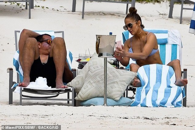 Jennifer Lopez khoe dáng săn chắc trên bãi biển - 3