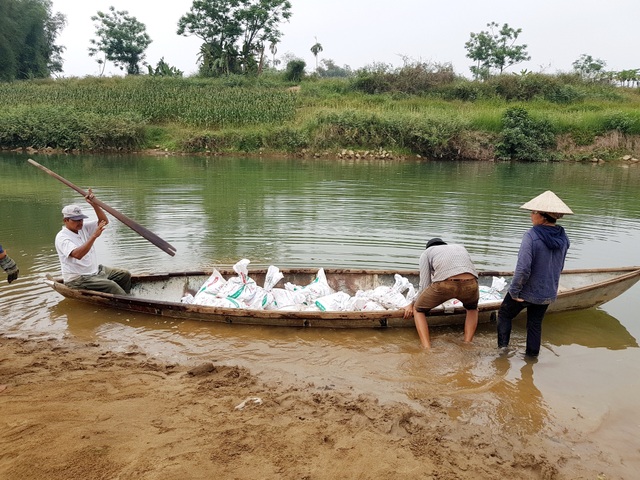 Đắp đập tạm ngăn sông Quảng Huế Đắp đập tạm ngăn sông Quảng Huế