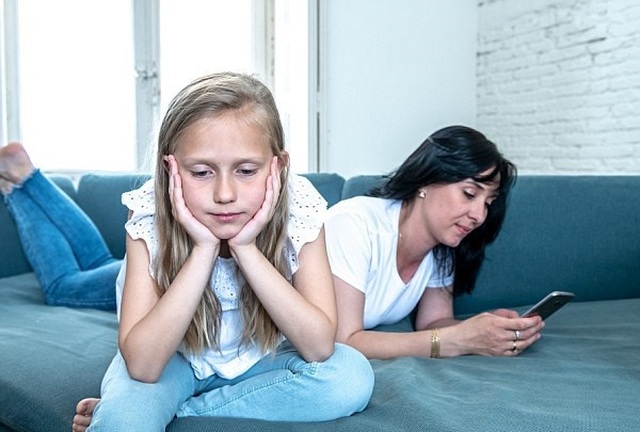 Những sai lầm của cha mẹ khi cho con dùng điện thoại - Ảnh minh hoạ 4