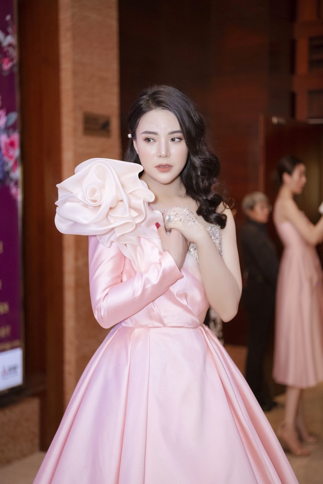 Hoa hậu Kỳ Duyên, Đinh Hiền Anh và doanh nhân Stella Chang đoạt giải trong đêm hội chân dài 12 - 4 Hoa hậu Kỳ Duyên, Đinh Hiền Anh và doanh nhân Stella Chang đoạt giải trong đêm hội chân dài 12 - 4
