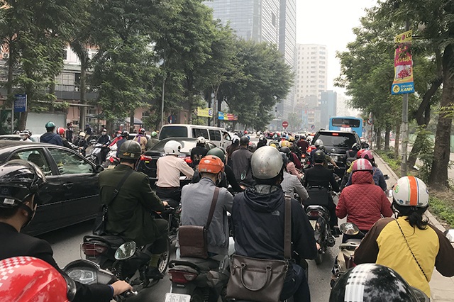 Xe máy “lèn chặt” trên tuyến đường Hà Nội dự định... cấm xe máy - 10 Xe máy “lèn chặt” trên tuyến đường Hà Nội dự định... cấm xe máy - 10