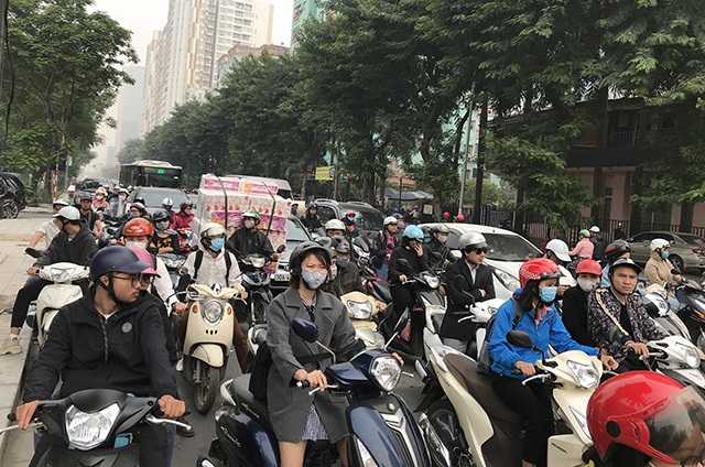 Xe máy “lèn chặt” trên tuyến đường Hà Nội dự định... cấm xe máy - 9 Xe máy “lèn chặt” trên tuyến đường Hà Nội dự định... cấm xe máy - 9