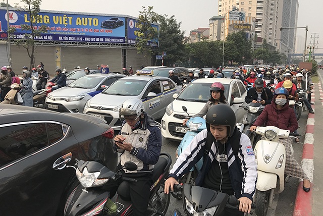 Xe máy “lèn chặt” trên tuyến đường Hà Nội dự định... cấm xe máy - 1 Xe máy “lèn chặt” trên tuyến đường Hà Nội dự định... cấm xe máy - 1