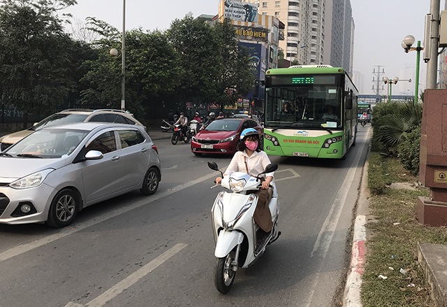 Xe máy “lèn chặt” trên tuyến đường Hà Nội dự định... cấm xe máy - 7 Xe máy “lèn chặt” trên tuyến đường Hà Nội dự định... cấm xe máy - 7