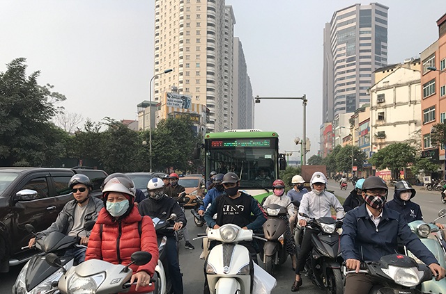Xe máy “lèn chặt” trên tuyến đường Hà Nội dự định... cấm xe máy - 5 Xe máy “lèn chặt” trên tuyến đường Hà Nội dự định... cấm xe máy - 5