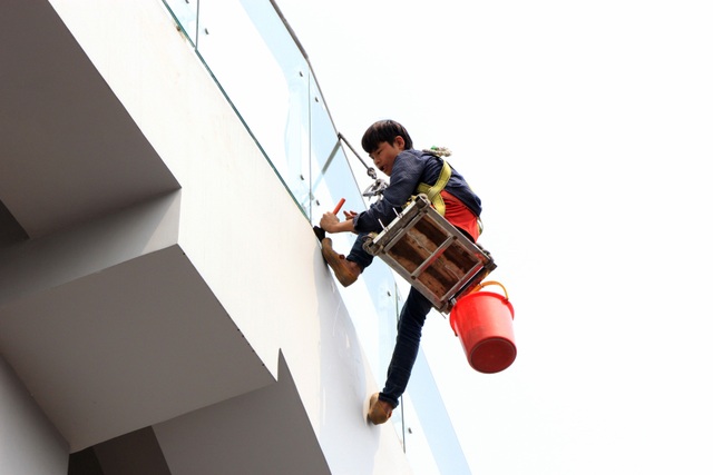 Cận cảnh người nhện gấp rút vệ sinh ga Cát Linh - Hà Đông - 3 Cận cảnh người nhện gấp rút vệ sinh ga Cát Linh - Hà Đông - 3