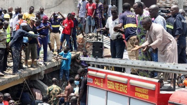 Trường học đổ sập tại Nigeria, 100 học sinh nghi bị chôn vùi - 8 Trường học đổ sập tại Nigeria, 100 học sinh nghi bị chôn vùi - 8