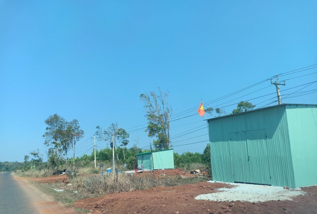 Đắk Nông: Đất rừng dọc quốc lộ bị “xẻ thịt”, cơ quan chức năng bất lực? - 4 Đắk Nông: Đất rừng dọc quốc lộ bị “xẻ thịt”, cơ quan chức năng bất lực? - 4