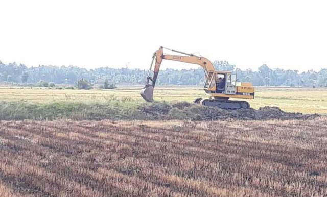 Nhiều xe cơ giới xuất hiện trên cánh đồng để khai thác đất mặt Nhiều xe cơ giới xuất hiện trên cánh đồng để khai thác đất mặt