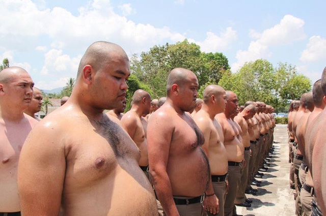 Thừa cân béo phì, cảnh sát Thái Lan bị gửi đến trại... triệt mỡ - 2 Thừa cân béo phì, cảnh sát Thái Lan bị gửi đến trại... triệt mỡ - 2