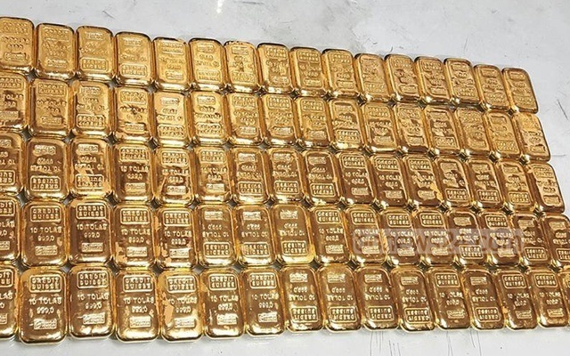 Tìm thấy 106 thỏi vàng nặng khoảng 12kg trong nhà vệ sinh trên máy bay - 1 Tìm thấy 106 thỏi vàng nặng khoảng 12kg trong nhà vệ sinh trên máy bay - 1