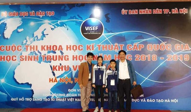 Hai em Trương Văn An, Phan Quỳnh Trang tại cuộc thi KHKT cấp quốc gia năm 2019.