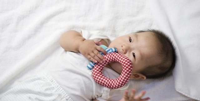 Bé mọc răng, mẹ có gì phải lo lắng - 1 Bé mọc răng, mẹ có gì phải lo lắng - 1