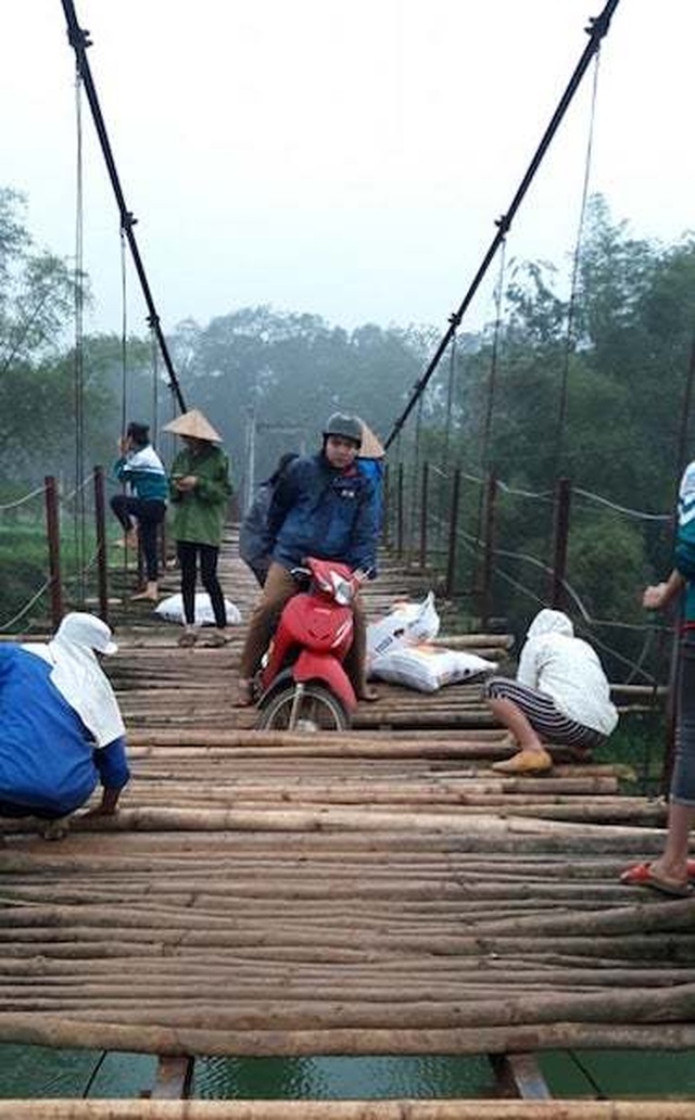 Hoà Bình: Yêu cầu báo cáo vụ cầu treo “tử thần” liên tiếp “nuốt gọn” hàng loạt xe máy - 3 Hoà Bình: Yêu cầu báo cáo vụ cầu treo “tử thần” liên tiếp “nuốt gọn” hàng loạt xe máy - 3