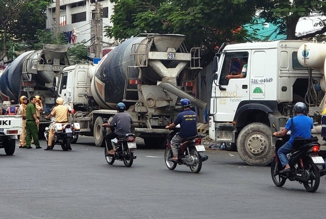 Gần 30 xe bồn “đại náo” trung tâm Sài Gòn, CSGT “tất bật” lập biên bản - 2 Gần 30 xe bồn “đại náo” trung tâm Sài Gòn, CSGT “tất bật” lập biên bản - 2