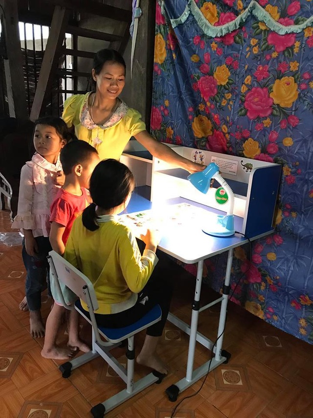Các em học sinh tại Vị Xuyên háo hức với bàn học mới.jpg .jpg