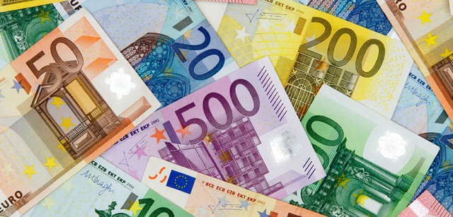 Khoảng 15 người ở làng Villarramiel, miền bắc Tây Ban Nha, đã nhận được phong bì đựng 100 Euro. Khoảng 15 người ở làng Villarramiel, miền bắc Tây Ban Nha, đã nhận được phong bì đựng 100 Euro.