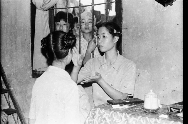 NSƯT Chiều Xuân là một trong những nghệ sĩ có tên tuổi và nhiều đóng góp cho sân khấu nghệ thuật Việt Nam. Không chỉ có tài năng về diễn xuất, bà còn sở hữu một khuôn mặt đẹp và nụ cười rạng rỡ. Hãy xem hình ảnh của NSƯT Chiều Xuân để biết thêm về một nữ hoàng sân khấu Việt Nam.