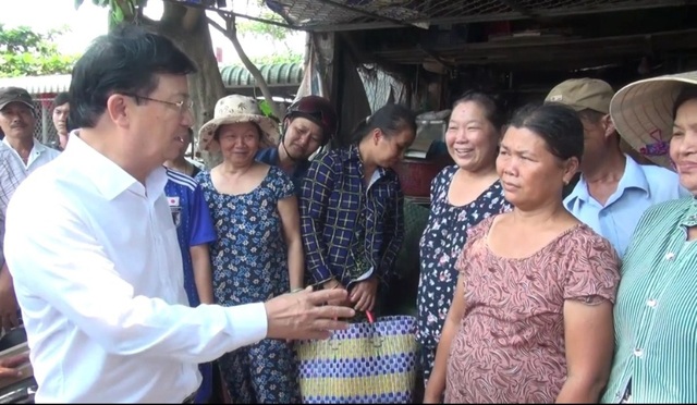 Phó Thủ tướng Trịnh Đình Dũng khảo sát kênh Chợ Gạo