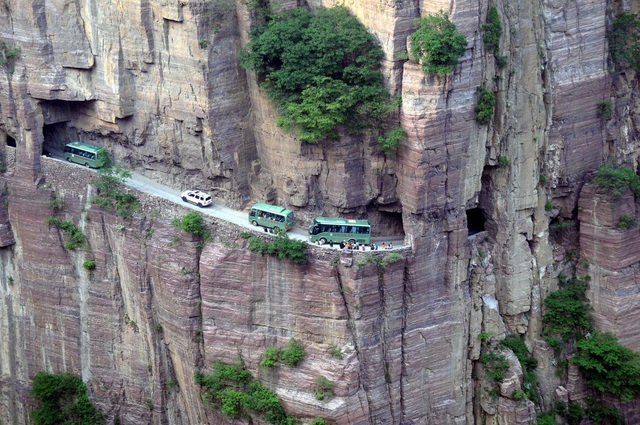 Trung Quốc: Đường hầm xuyên núi dài 1,2km được đào bằng tay suốt 5 năm - 1 Trung Quốc: Đường hầm xuyên núi dài 1,2km được đào bằng tay suốt 5 năm - 1