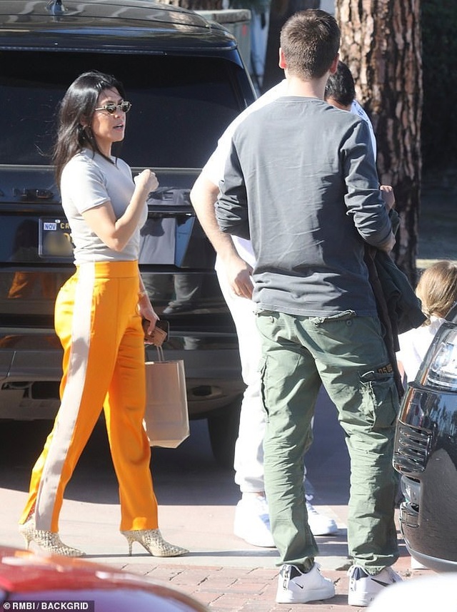 Kourtney Kardashian thân thiết với tình cũ - 4 Kourtney Kardashian thân thiết với tình cũ - 4