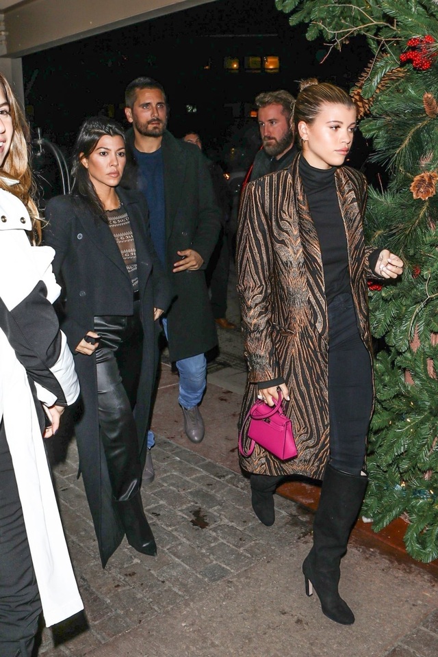 Kourtney Kardashian thân thiết với tình cũ - 6 Kourtney Kardashian thân thiết với tình cũ - 6