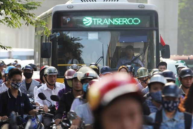 Cấm xe máy 2 tuyến đường ở Hà Nội: Liệu có thể trông chờ vào xe buýt? - 1 Cấm xe máy 2 tuyến đường ở Hà Nội: Liệu có thể trông chờ vào xe buýt? - 1