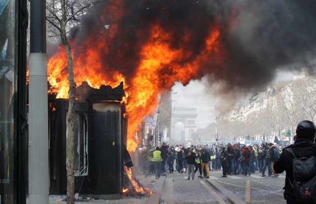 Biểu tình “Áo vàng” bùng phát tuần 18: Đốt phá, cướp bóc, bạo lực tại Paris - 8 Biểu tình “Áo vàng” bùng phát tuần 18: Đốt phá, cướp bóc, bạo lực tại Paris - 8