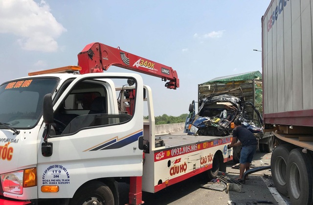 Xe tải nát bét đầu sau cú tông xe container, 2 người tử vong - 4 Xe tải nát bét đầu sau cú tông xe container, 2 người tử vong - 4