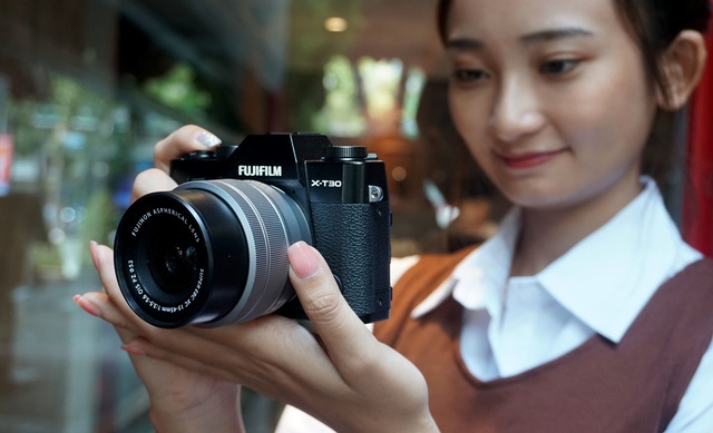 Trên tay Fujifilm X-T30, bản rút gọn của X-T3 giá 21,6 triệu đồng - 1 Trên tay Fujifilm X-T30, bản rút gọn của X-T3 giá 21,6 triệu đồng - 1