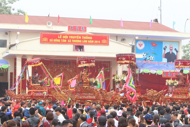 Hàng vạn người chen chân xem kiệu rước tượng thần ở Hà Nội - 2 Hàng vạn người chen chân xem kiệu rước tượng thần ở Hà Nội - 2