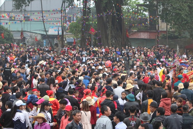 Hàng vạn người chen chân xem kiệu rước tượng thần ở Hà Nội - 14 Hàng vạn người chen chân xem kiệu rước tượng thần ở Hà Nội - 14