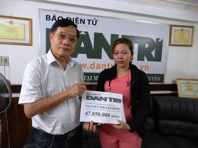 nha bao nguyen dinh hoa trao tien den chi nguyen thi kim hong.jpeg nha bao nguyen dinh hoa trao tien den chi nguyen thi kim hong.jpeg
