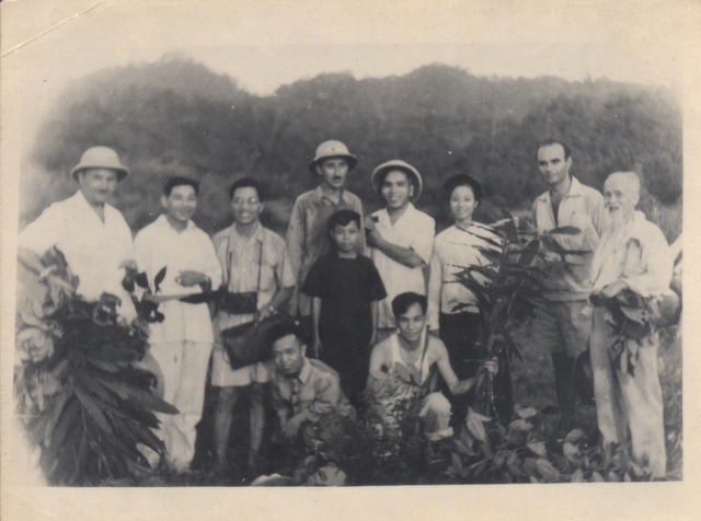 Dược sĩ Đỗ Tất Lợi trong quá trình đi tìm các cây thuốc quý ở Sapa năm 1959.