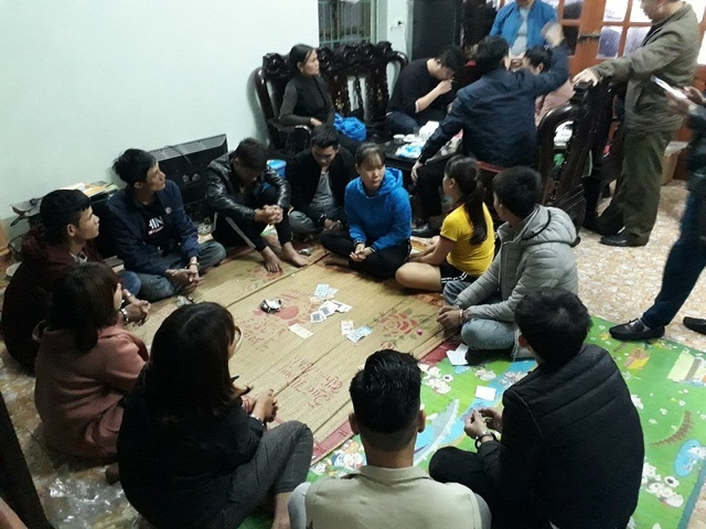 Nữ chủ nhà cùng 9 người bị bắt vì tham gia đánh bạc - 1 Nữ chủ nhà cùng 9 người bị bắt vì tham gia đánh bạc - 1