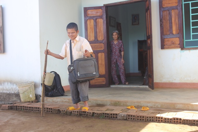 Khốn khổ “lão mù” mò mẫm đi xin ăn để nuôi mẹ bị ung thư - 4 Khốn khổ “lão mù” mò mẫm đi xin ăn để nuôi mẹ bị ung thư - 4