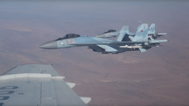Cận cảnh Su-35 huyền thoại của Nga sải cánh trên bầu trời Syria - 1 Cận cảnh Su-35 huyền thoại của Nga sải cánh trên bầu trời Syria - 1