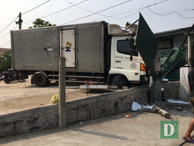 Xe tải tông sập tiệm cắt tóc, tài xế bị bắt đền 250 triệu đồng - 1