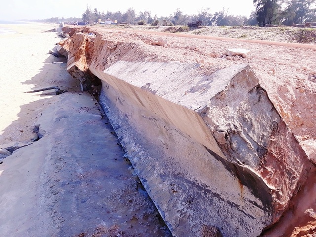Kè biển 80 tỷ vừa sử dụng đã bị sóng đánh bay: Các bên xin rút kinh nghiệm! - 1 Kè biển 80 tỷ vừa sử dụng đã bị sóng đánh bay: Các bên xin rút kinh nghiệm! - 1